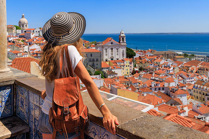 Mulher admirando a vista panorâmica em Portugal.