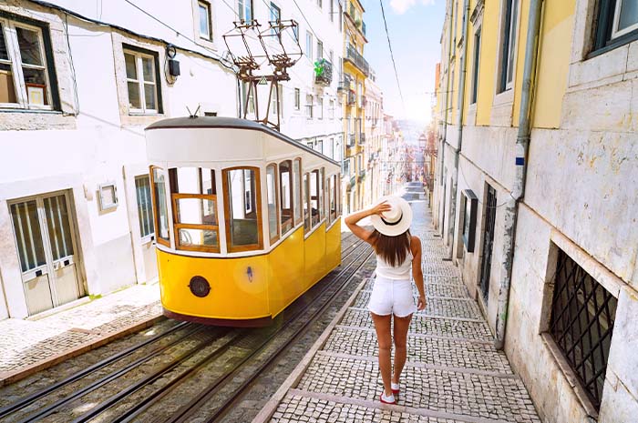 Mulher andando nas ruas de Portugal.