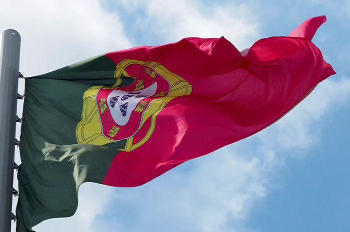 Fotografia da bandeira de Portugal no céu