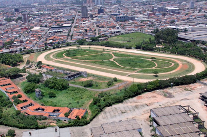 Fotografia aérea do Parque do Trote e sua pista de caminhada, localizado na Vila Guilherme, em São Paulo.