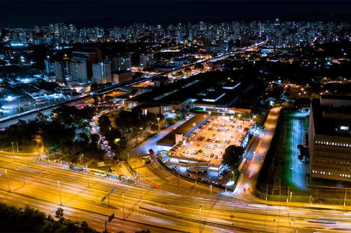 Fotografia aérea noturna da Vila Guilherme, localizada na Zona Norte de São Paulo